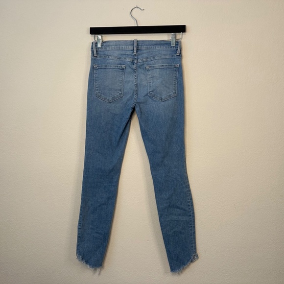 FRAME - Le Skinny de Jeanne Crop in Easton Wash with Asymmetric Hem - Picture 2 of 7